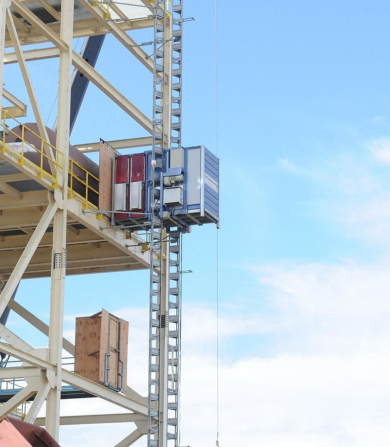 Person og materialheis kapasitet < 2000 kg Person og materialheis kapasitet < 2000 kg