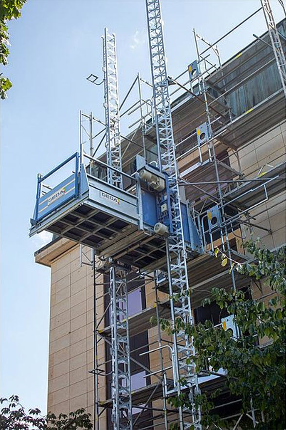 Person og materialheis kapasitet < 2000 kg Person og materialheis kapasitet < 2000 kg