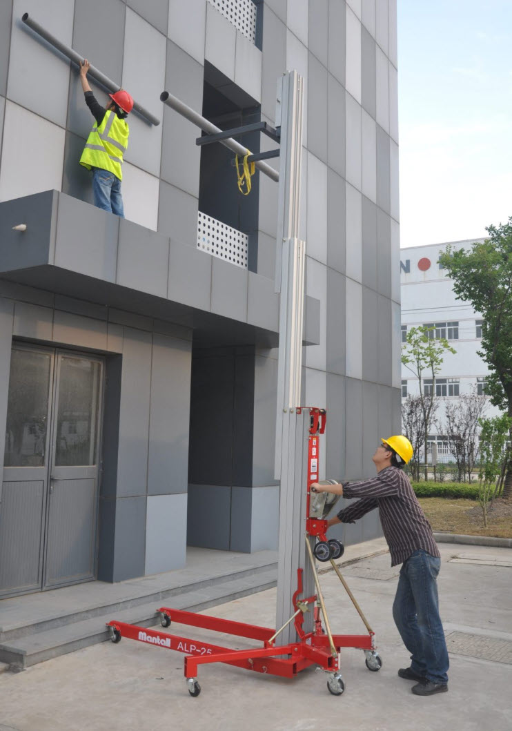 Montasjeheis med håndvinsj < 300 kg løfter < 7 m